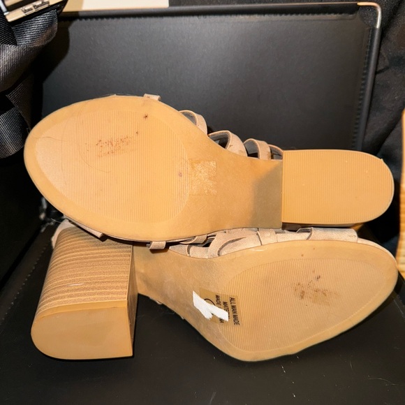 Tan heels - Picture 5 of 5